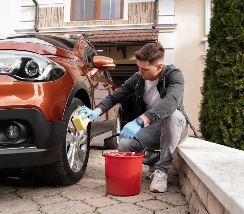 Lavage auto à domicile Sailly-Saillisel : professionnel intervenant sur un véhicule